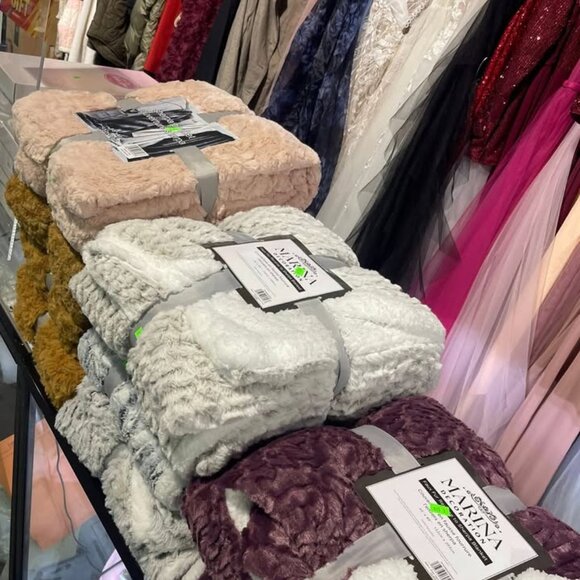 Super Soft Faux Fur Throw Blankets! - Picture 7 of 8